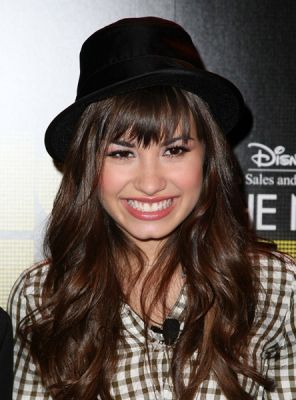 demi-lovato-in-black-hat.jpg